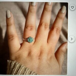 Elegant Silver and natural emerald Flower Ring